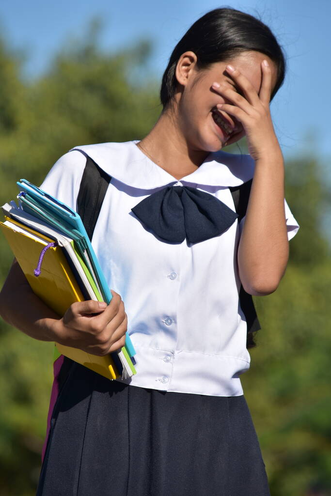 Stresszes vagy szégyellt nő Student holding könyvek - Fotó, kép