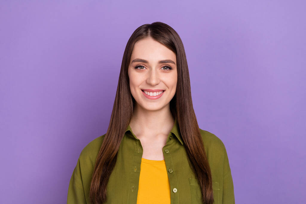 Ritratto di attraente allegra ragazza dai capelli lunghi che indossa camicia kaki isolata su sfondo viola lilla colore viola - Foto, immagini
