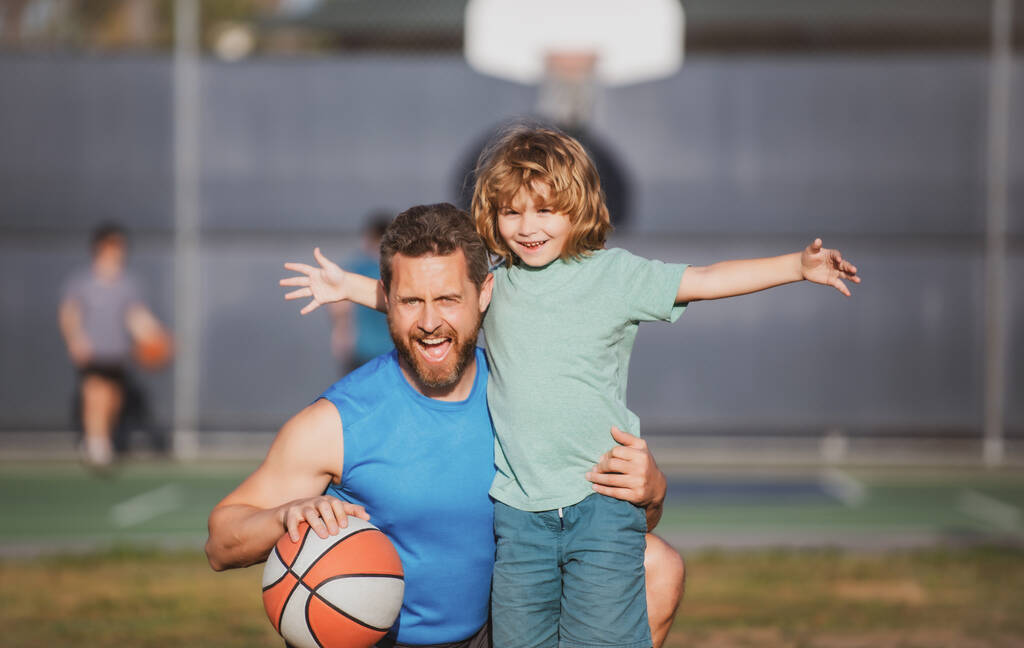 Otec a syn hrají basketbal. Koncept zdravé dovolené a rodinné aktivity. - Fotografie, Obrázek