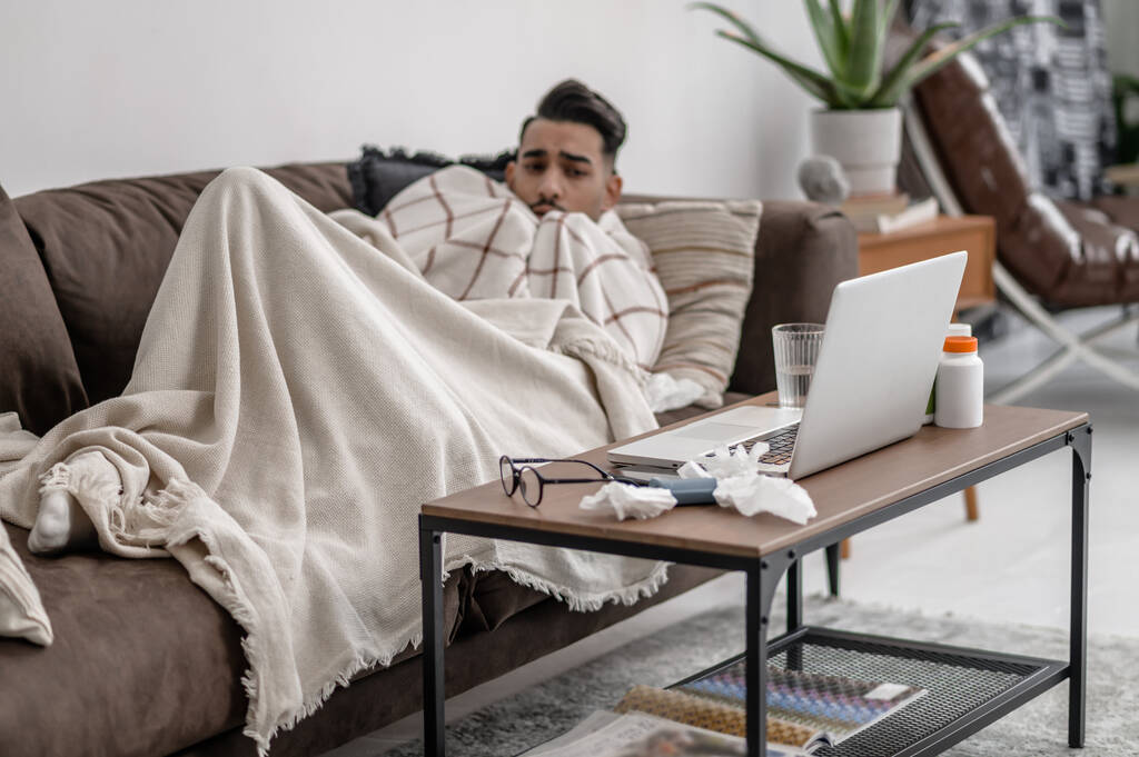 Un uomo malato si sente male e sdraiato a letto - Foto, immagini