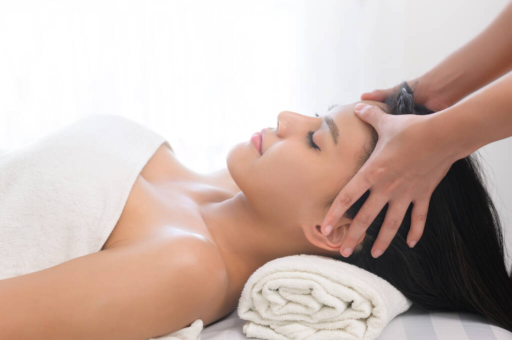 Una giovane asiatica bella donna rilassante e godendo di massaggio alla testa, spa e trattamento di bellezza concetto - Foto, immagini