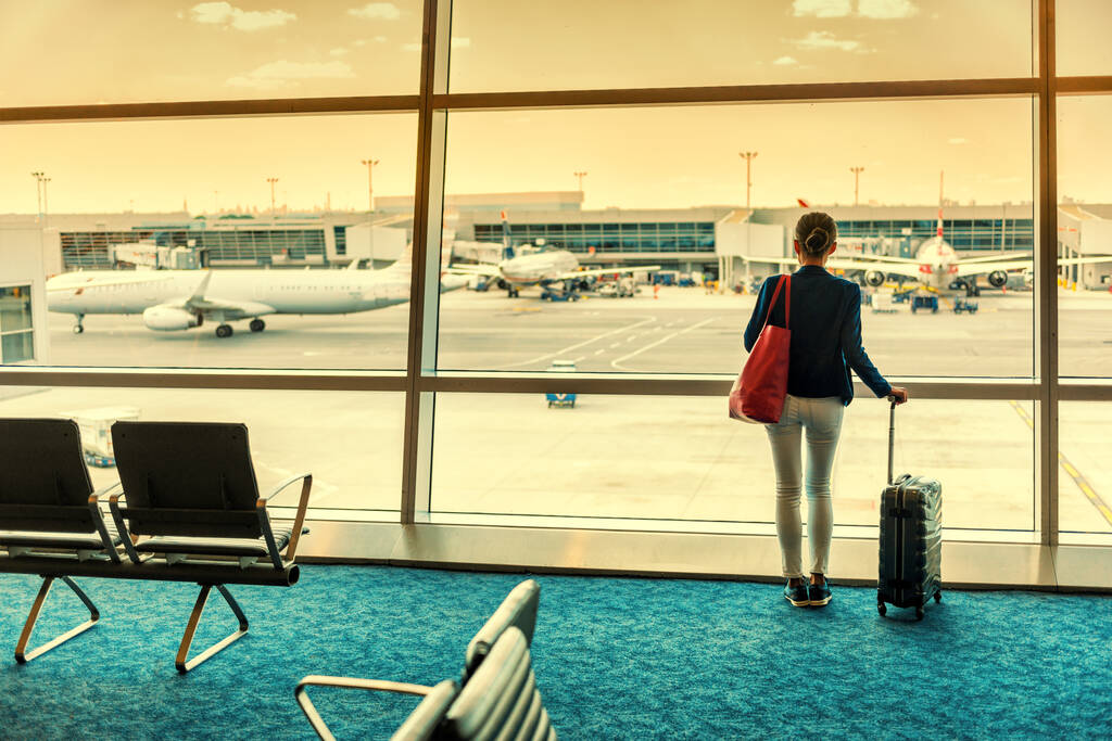 Liikenainen rentouttava lentokentällä lounge - Valokuva, kuva