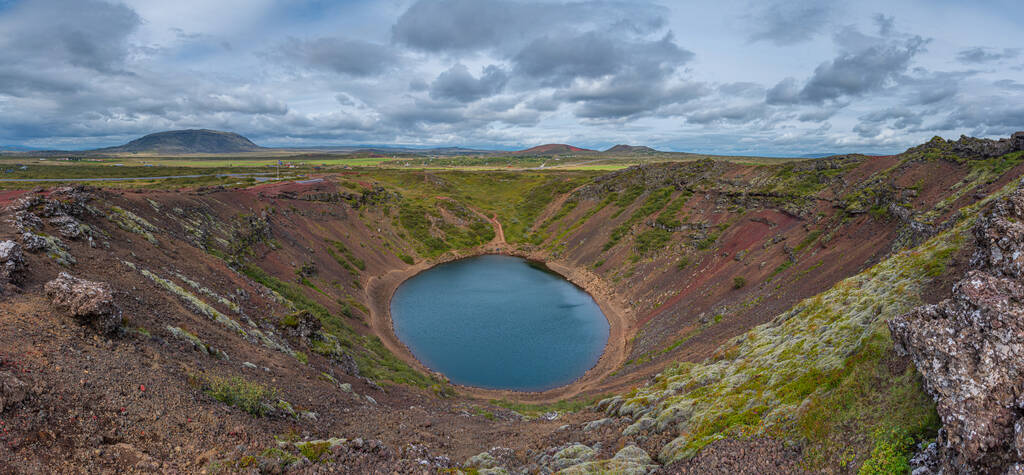 Голубое вулканическое озеро в кратере Керид на Исландии - Фото, изображение