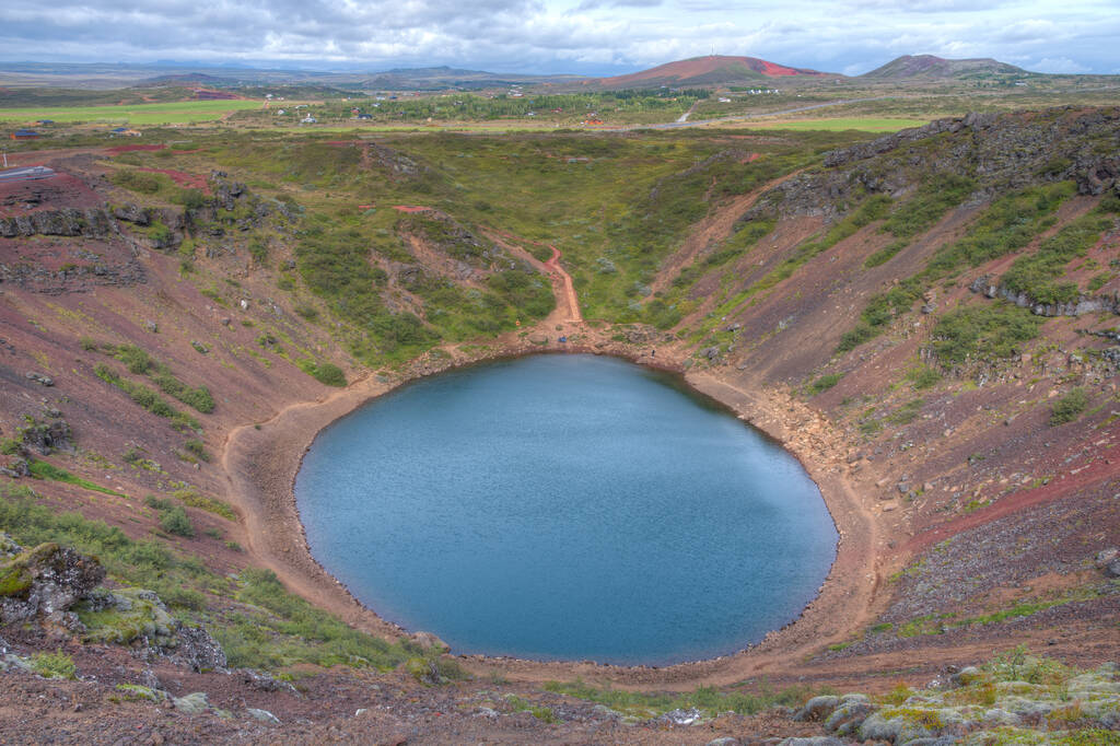 Блакитне вулканічне озеро в кратері Керид на Ісландії. - Фото, зображення