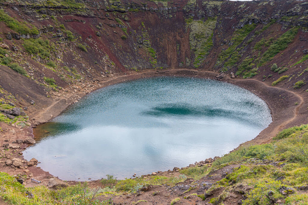 Lago azul volcánico en el cráter Kerid en Islandia - Foto, imagen