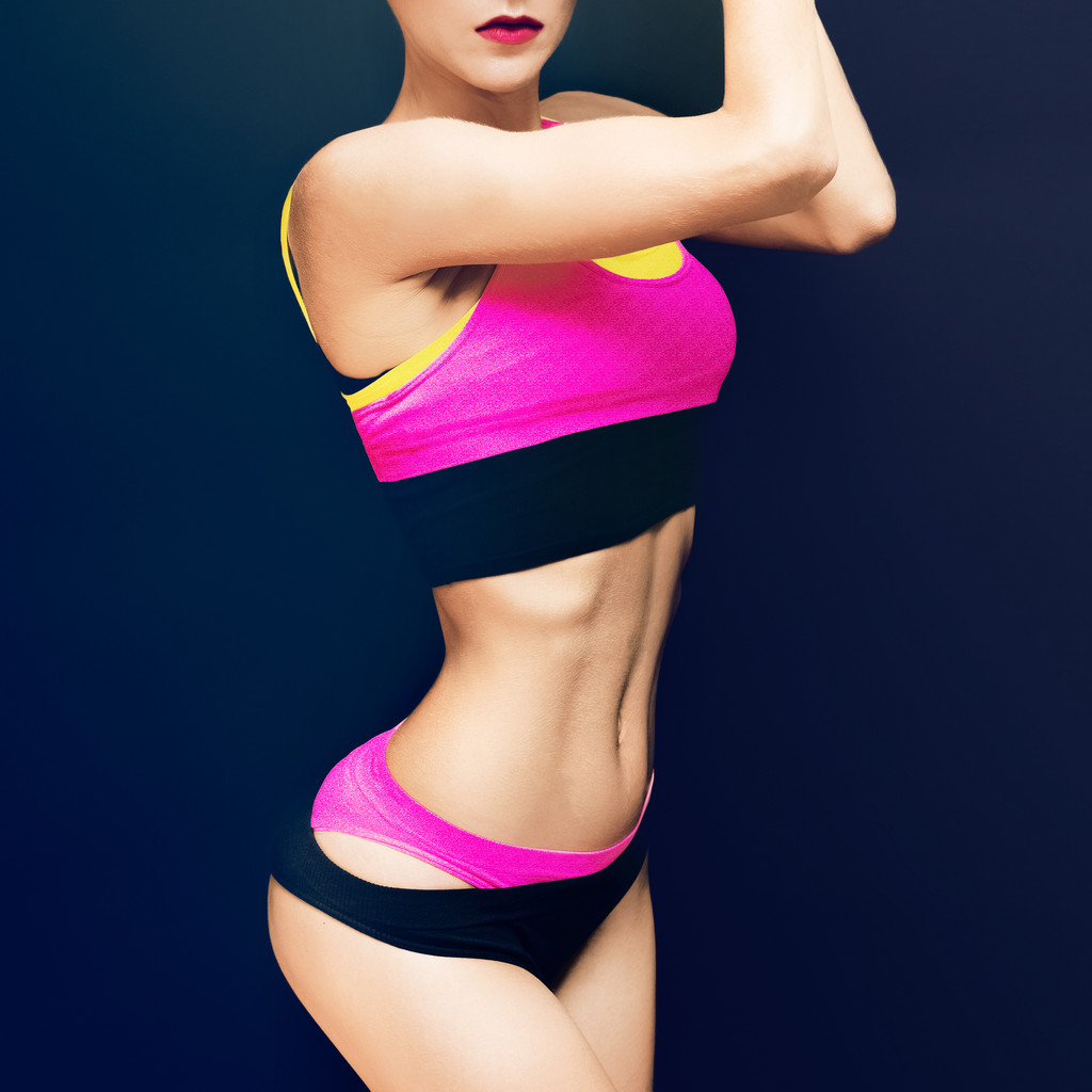 Szczupły fitness lekkoatletycznego blondynka na czarnym tle w fashio - Zdjęcie, obraz