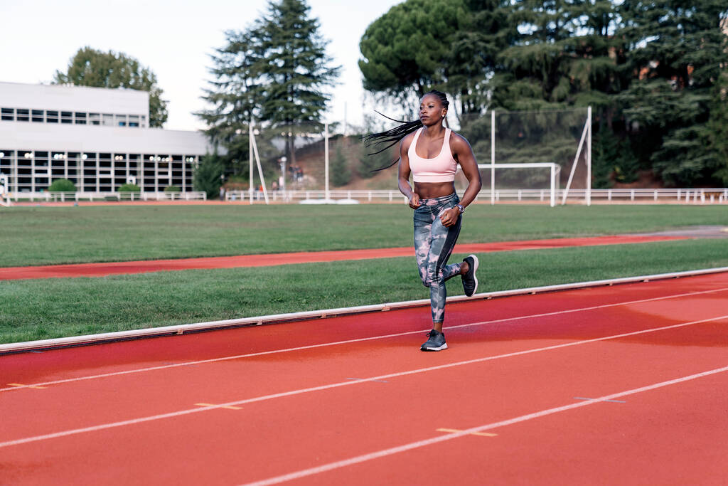 młody czarny sportowiec sprinter działa - Zdjęcie, obraz