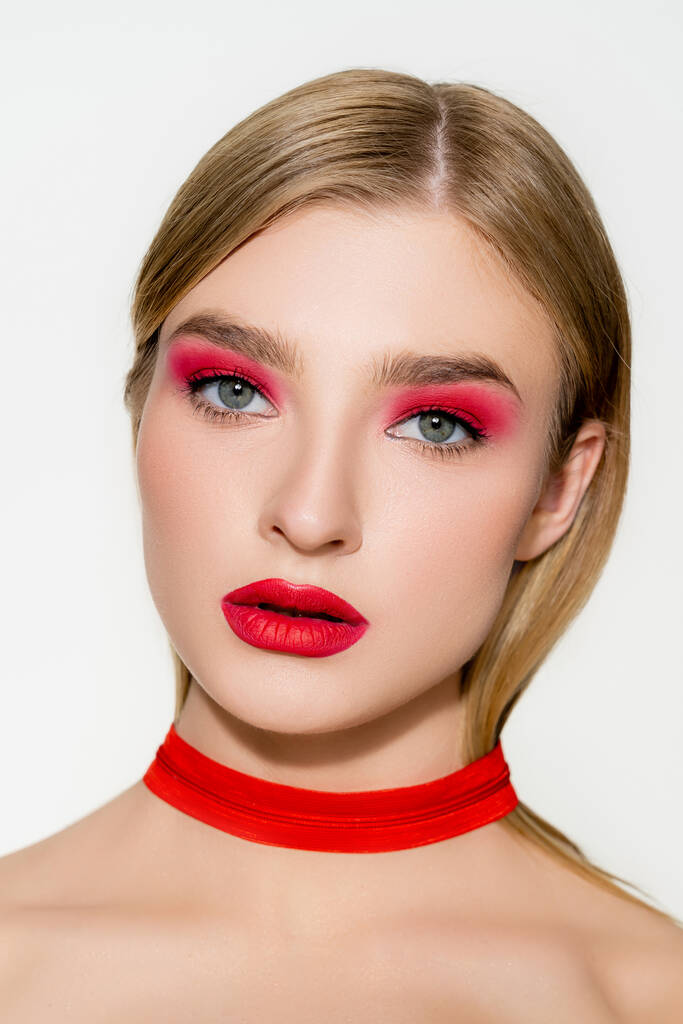 Retrato de modelo jovem com visagem vermelha e zíper no pescoço isolado em branco  - Foto, Imagem