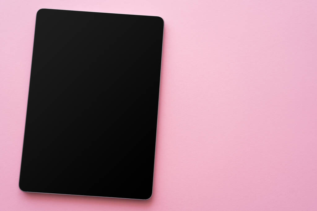 horní pohled na digitální tablet s prázdnou obrazovkou na růžové  - Fotografie, Obrázek