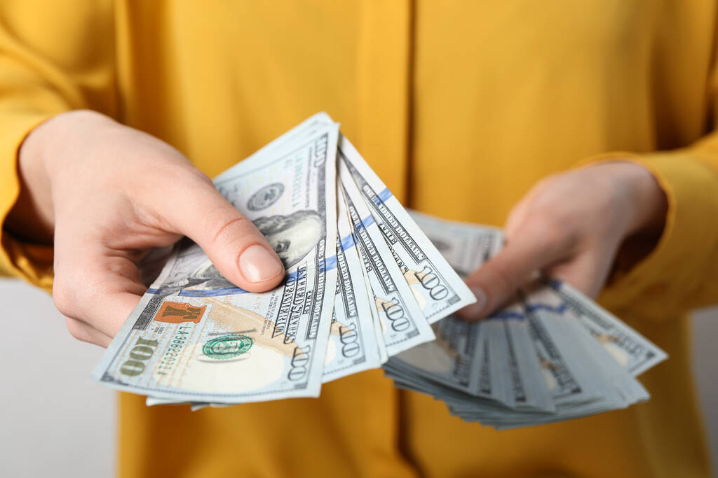 Kadın arka planda dolar banknotları sayıyor, yakın plan - Fotoğraf, Görsel