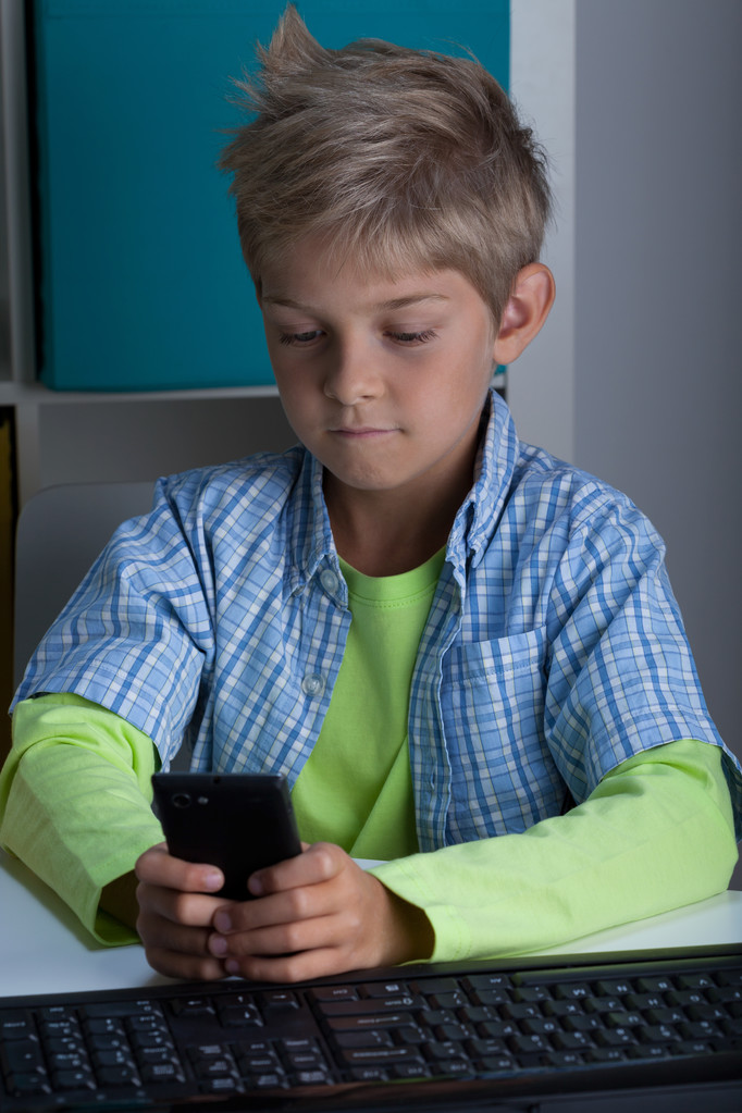 kisfiú használ smartphone - Fotó, kép