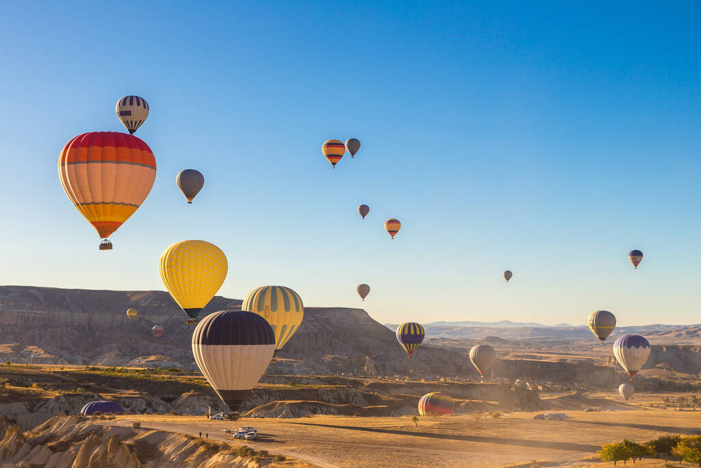 Θερμού αέρα μπαλόνια πτήση στην Καππαδοκία, Νεβζεχίρ, Τουρκία σε μια όμορφη καλοκαιρινή μέρα - Φωτογραφία, εικόνα