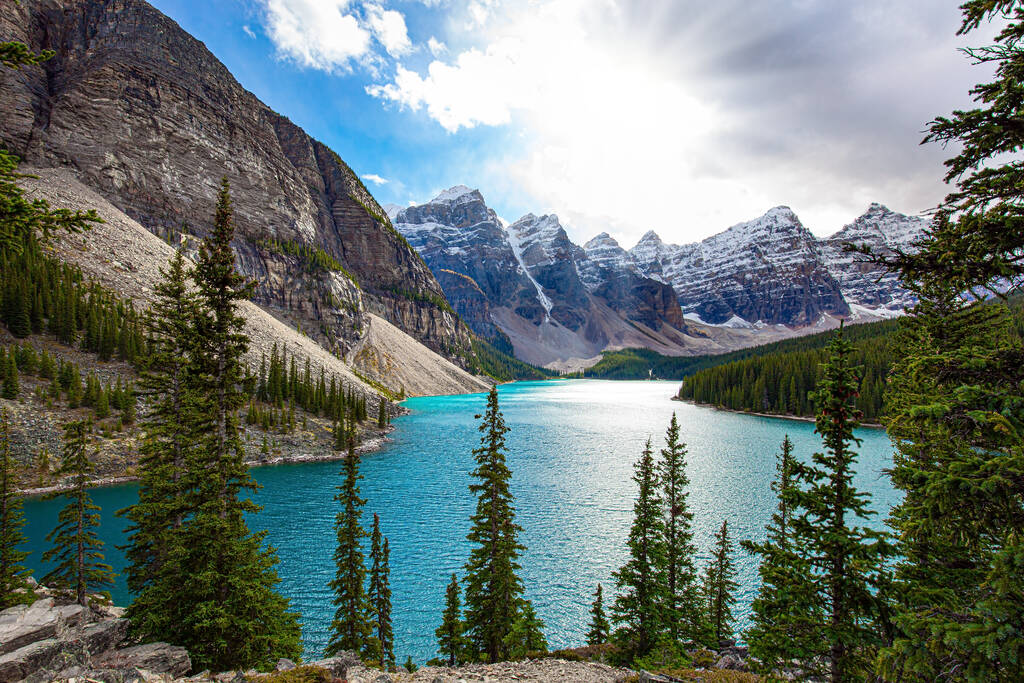 Banff Park. Valle delle Dieci Cime. Rocce canadesi. L'acqua nel lago è di un bel colore azzurro. Viaggia nel nord del Canada. Uno dei laghi più belli del mondo - Moraine Lake  - Foto, immagini