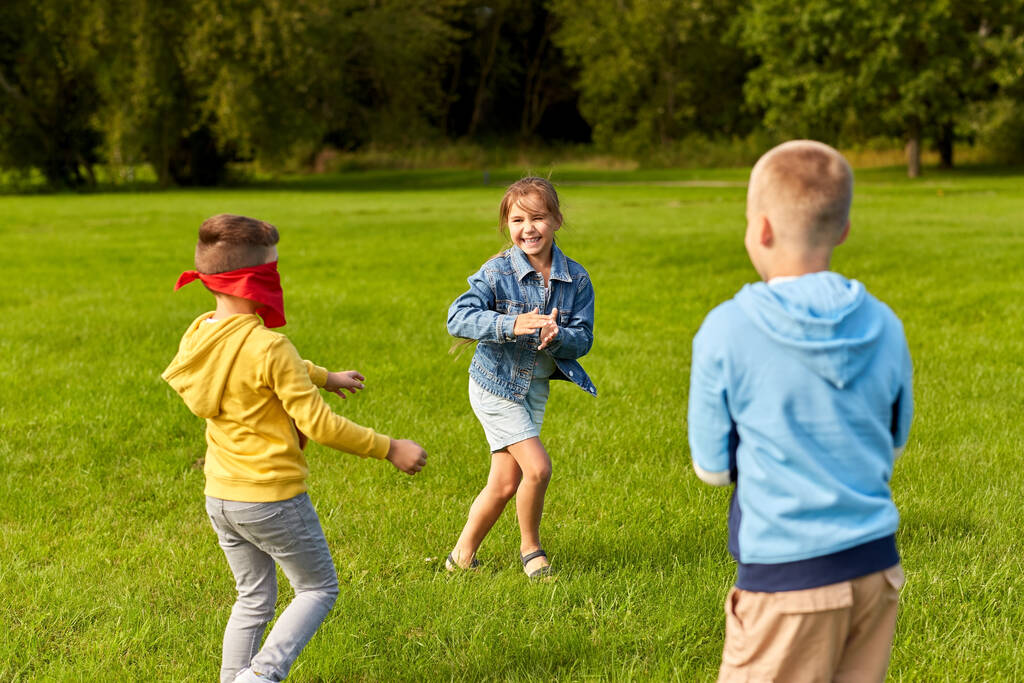 niños felices jugando y corriendo en el parque - Foto, Imagen