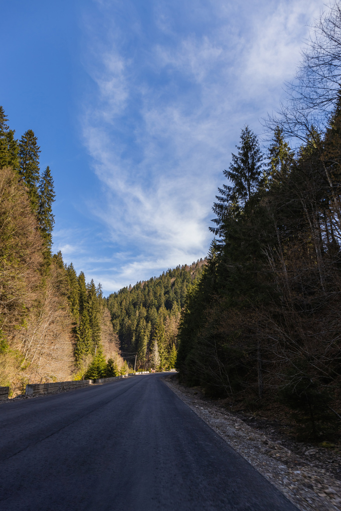 Üres út hegyekkel és kék égbolttal a háttérben  - Fotó, kép
