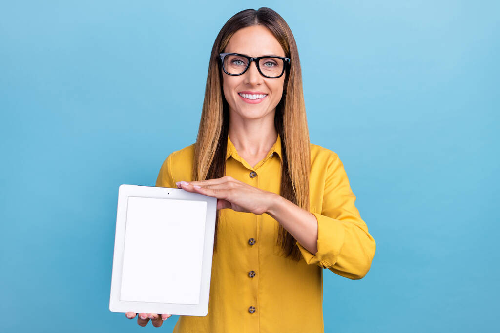 Фото часов зрелый коричневый волос леди показать планшет носить очки тренд ткань изолированы на синем фоне цвета - Фото, изображение