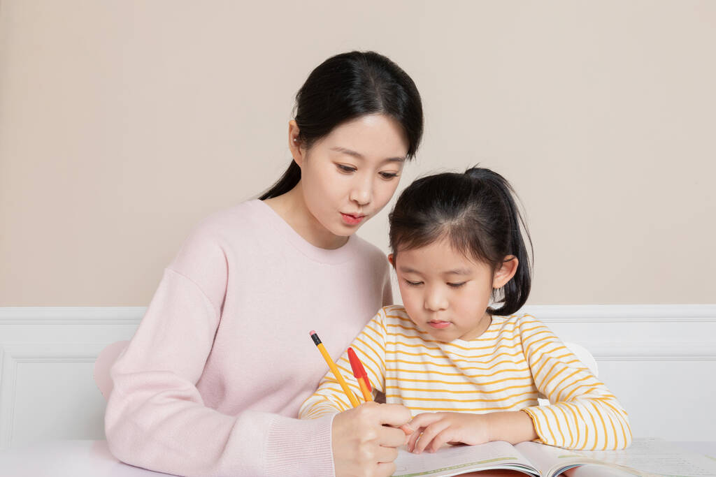 Aasian korealainen tytär opiskelee äidin kanssa - Valokuva, kuva