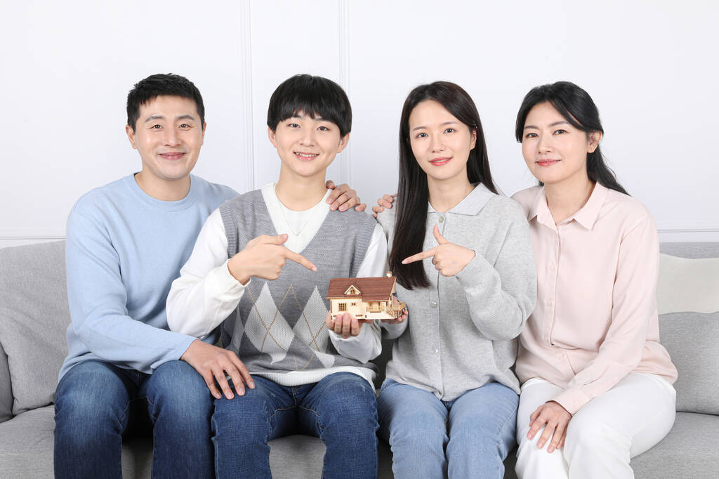 Asiatico Coreano Famiglia Foto di una famiglia che tiene un modello di casa - Foto, immagini