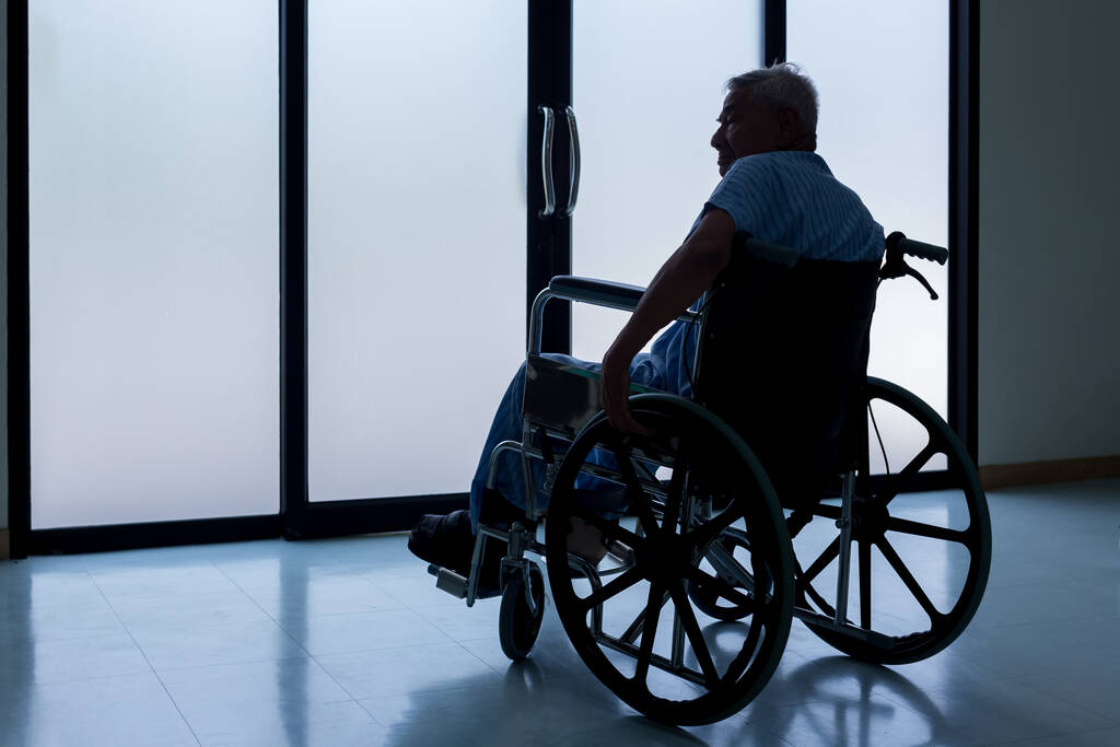 I pazienti seduti su sedie a rotelle hanno depressione. Uomo paziente in sedia a rotelle è scoraggiato - Foto, immagini