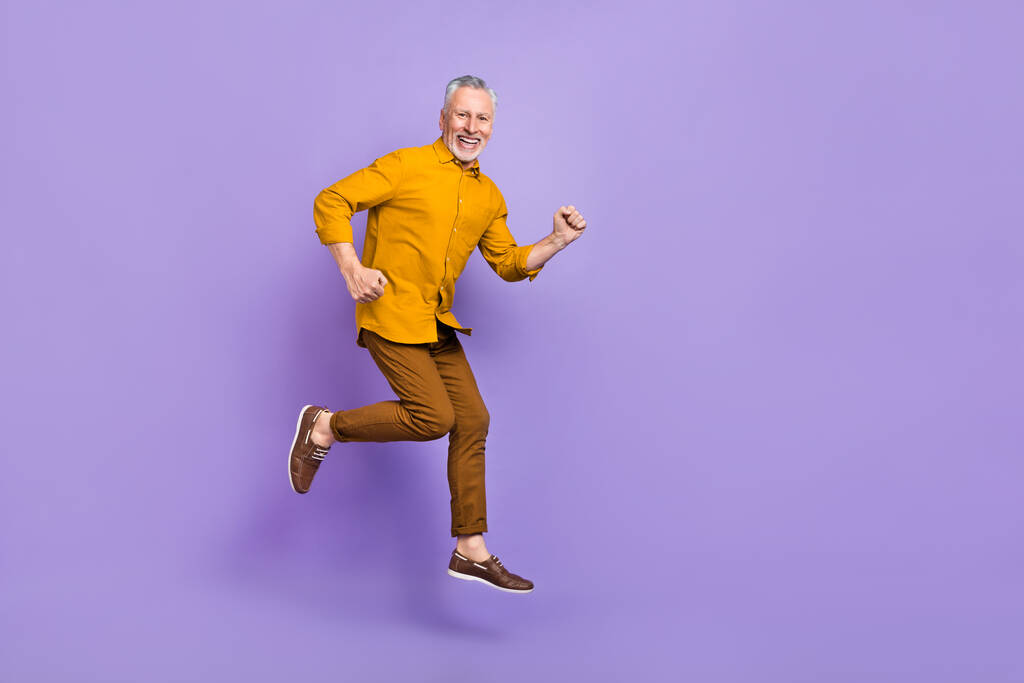 Koko kehon profiilin sivukuva vanhempi mies juoksija hyppääjä kiire liike eristetty violetti väri tausta - Valokuva, kuva