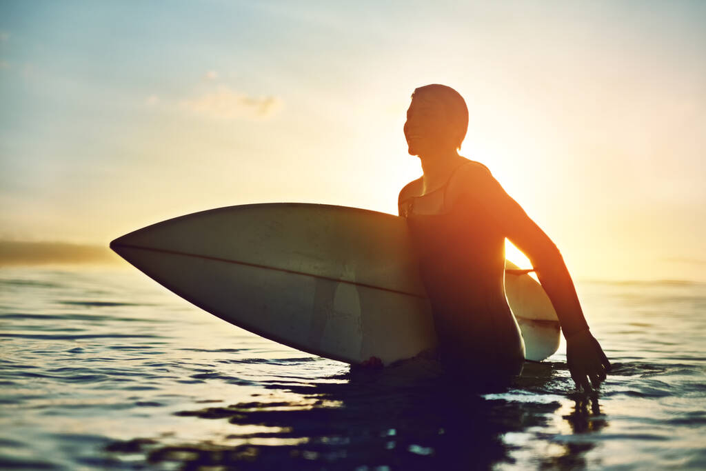 Sen sakin ol, ben sörf yapmaya gidiyorum. Sörf yapan bir çocuğun fotoğrafı.. - Fotoğraf, Görsel