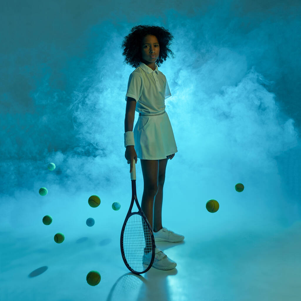 Μπάλες τένις γύρω από το μαύρο κορίτσι τενίστρια - Φωτογραφία, εικόνα