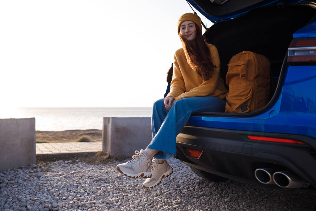cute casual woman ready for travel by car - Photo, Image