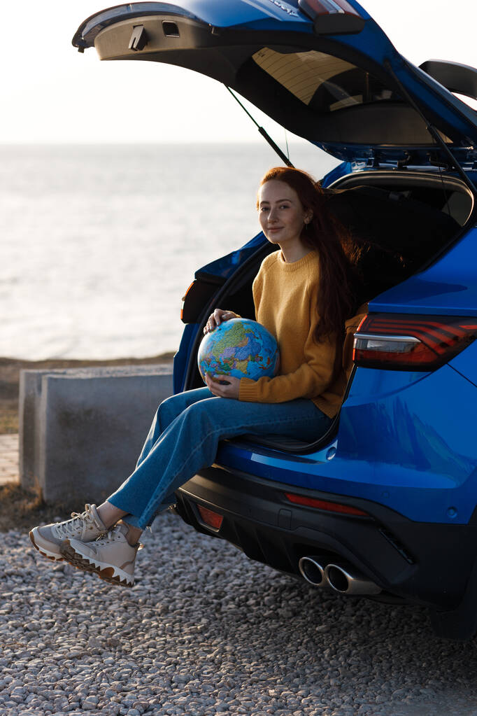 söpö rento nainen valmis matkustamaan maapallon autossa  - Valokuva, kuva