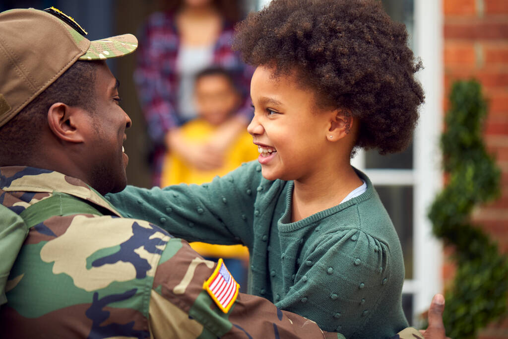 Soldado americano em uniforme voltando para casa para a família em abraçar as crianças fora da casa - Foto, Imagem