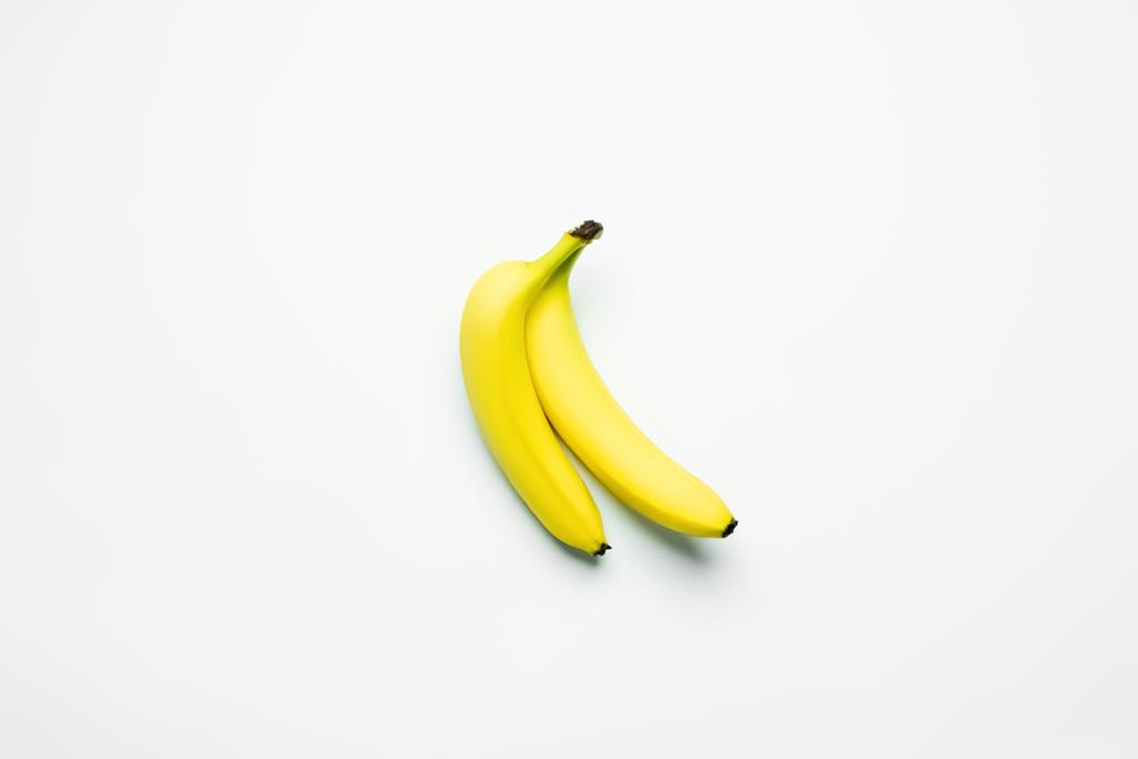 Vue du dessus des bananes fraîches sur fond blanc  - Photo, image
