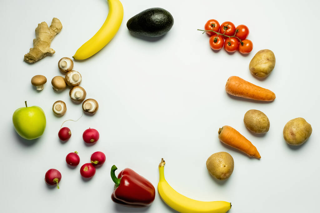 Widok z góry ramki ze świeżych warzyw i owoców na białym tle  - Zdjęcie, obraz