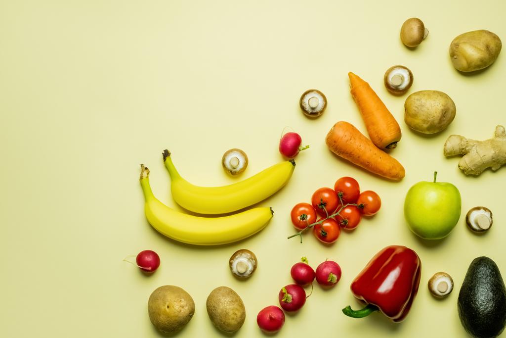 Επίπεδη ωοτοκία των φυσικών φρούτων και λαχανικών σε κίτρινο φόντο  - Φωτογραφία, εικόνα