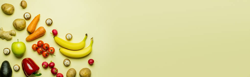 Colocação plana com frutas e legumes no fundo amarelo, banner  - Foto, Imagem