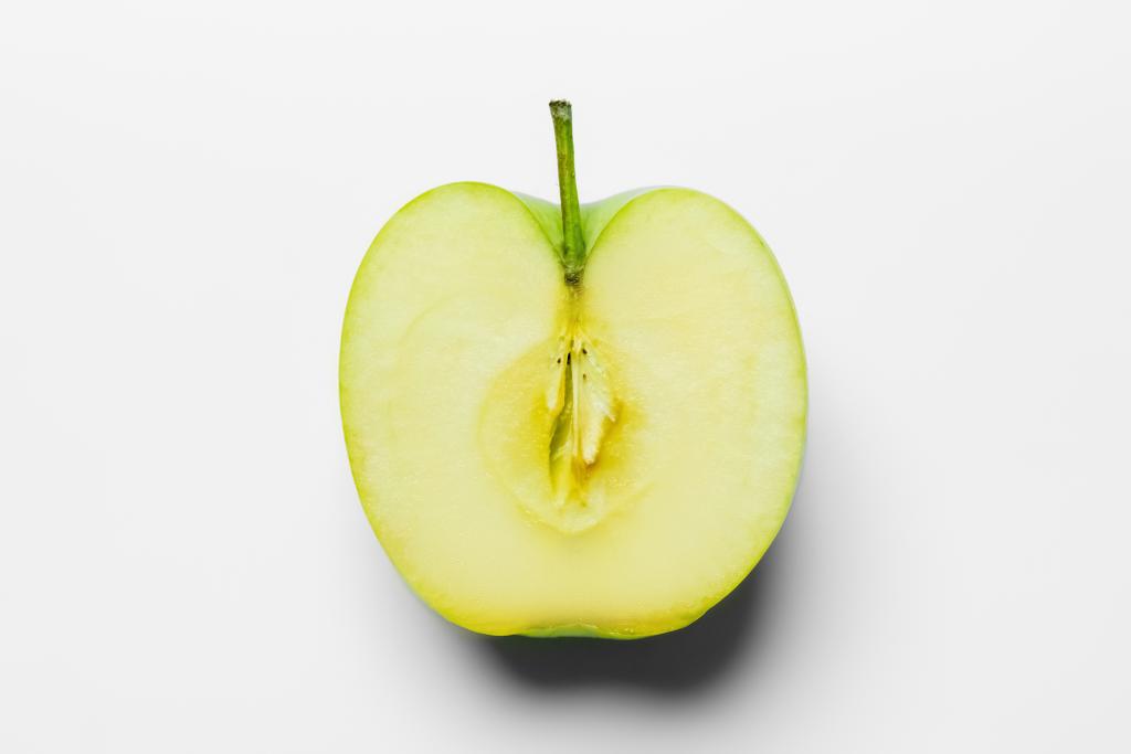 Draufsicht auf grünen Bio-Apfel auf weißem Hintergrund - Foto, Bild