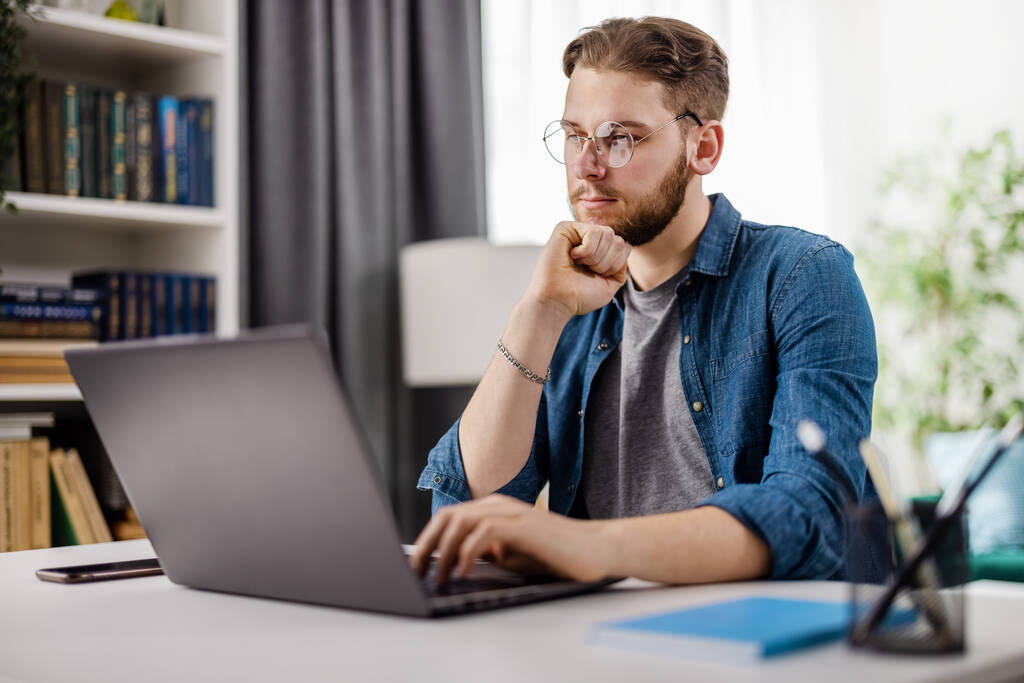 Homem atencioso com laptop em casa - Foto, Imagem