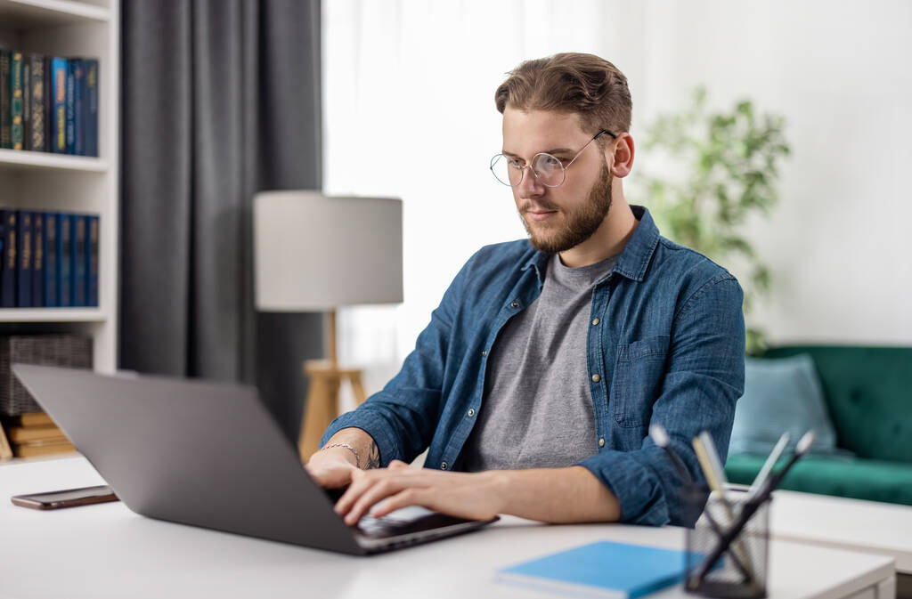 Hombre codificación en el ordenador portátil en casa - Foto, Imagen