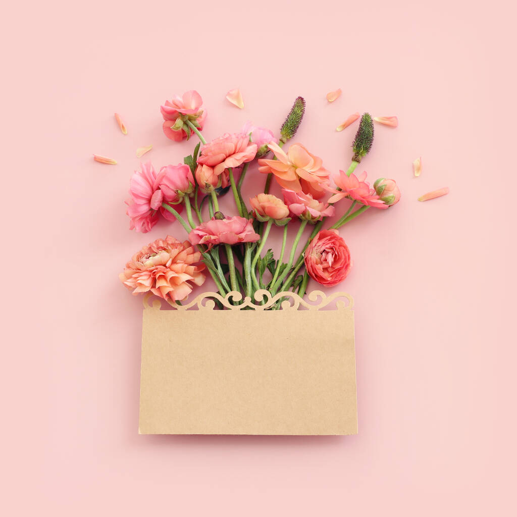 Εικόνα πάνω όψης της σύνθεσης ροζ λουλουδιών και της κενής σημείωσης σε παστέλ φόντο - Φωτογραφία, εικόνα