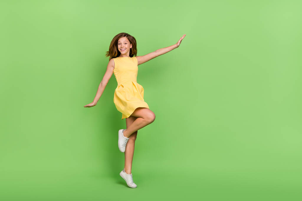 Pełnowymiarowe zdjęcie uroczego rodzaju słodka mała pozytywna kobieta ciesząca się wiosenne wakacje odizolowane na zielonym tle - Zdjęcie, obraz
