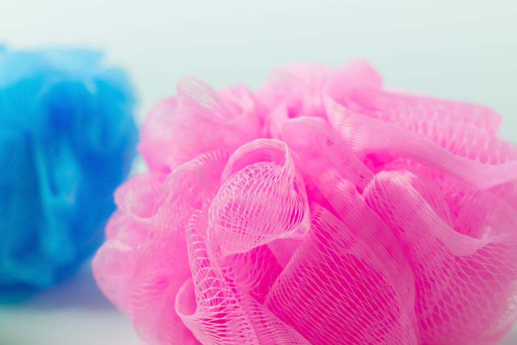 close up view of pink and blue washcloths on grey background - Φωτογραφία, εικόνα