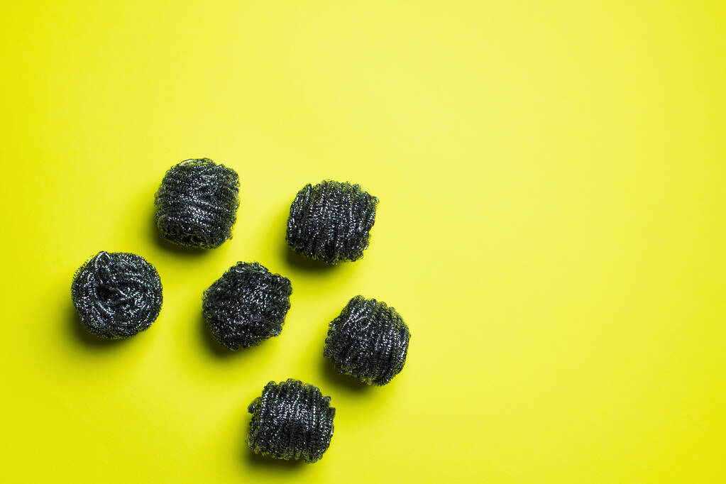 top view of cleansing metal scourers on yellow background - Foto, Bild