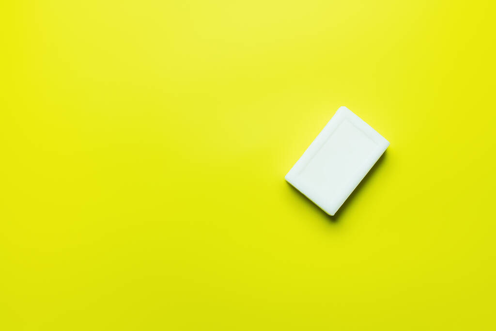 vista dall'alto di sapone bianco su sfondo giallo con spazio copia - Foto, immagini