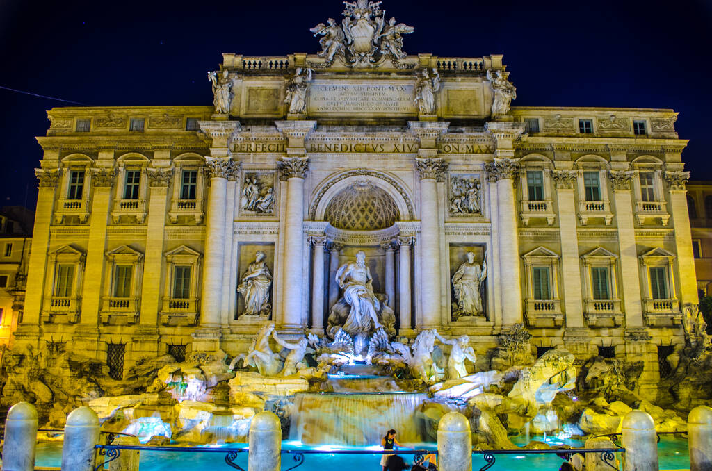 Widok nocny na fontannę di trevi w Rzymie - Zdjęcie, obraz