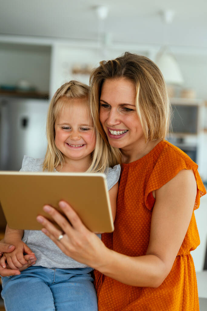Digitale Gerätetechnologie Familie Online-Bildungskonzept. Glückliche junge Familie mit digitalen Geräten zu Hause. - Foto, Bild