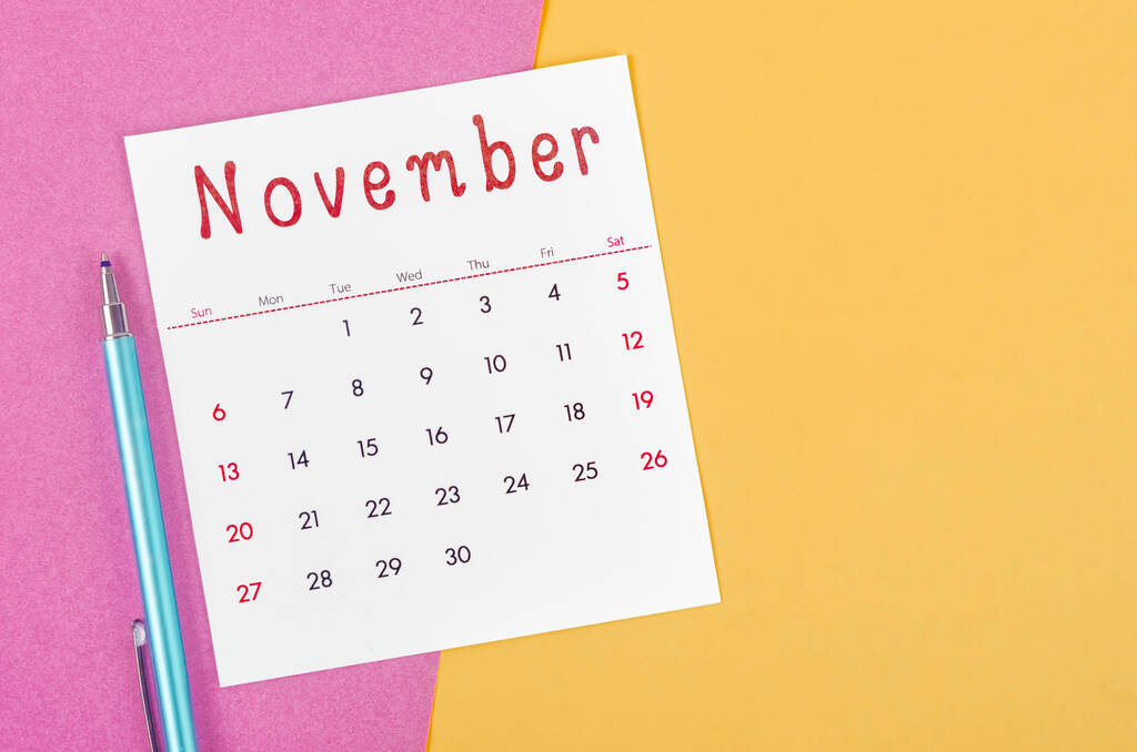 Il calendario di novembre 2022 con penna su sfondo multicolore. - Foto, immagini