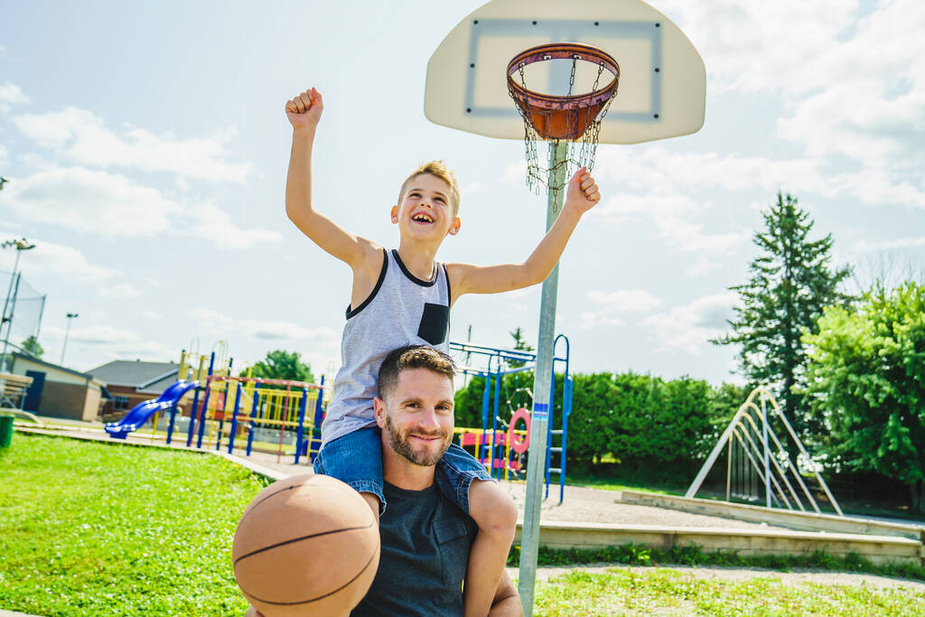 Šťastný basketbalový rodinný portrét hrát tento sport v letní sezóně. Otec si hraje s chlapcem. - Fotografie, Obrázek