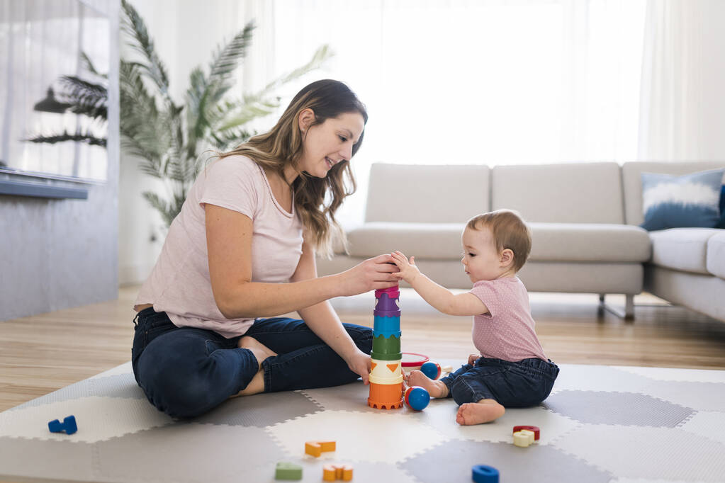 mujer jugando con su bebé en la sala de estar - Foto, Imagen