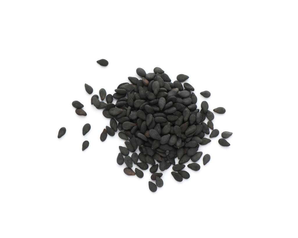 Άλμα από σπόρους μαύρου σουσαμιού σε λευκό φόντο, κορυφαία προβολή - Φωτογραφία, εικόνα