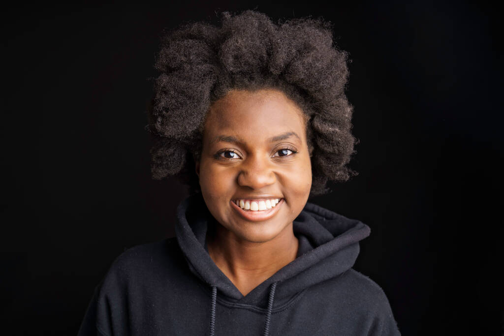 retrato de un joven adolescente con sudaderas negras estudio filmado con fondo negro - Foto, Imagen