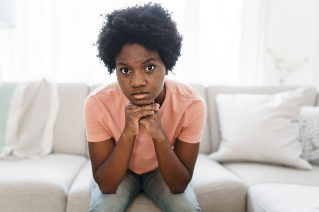 Mladá žena ve stresu v obývacím pokoji - Fotografie, Obrázek