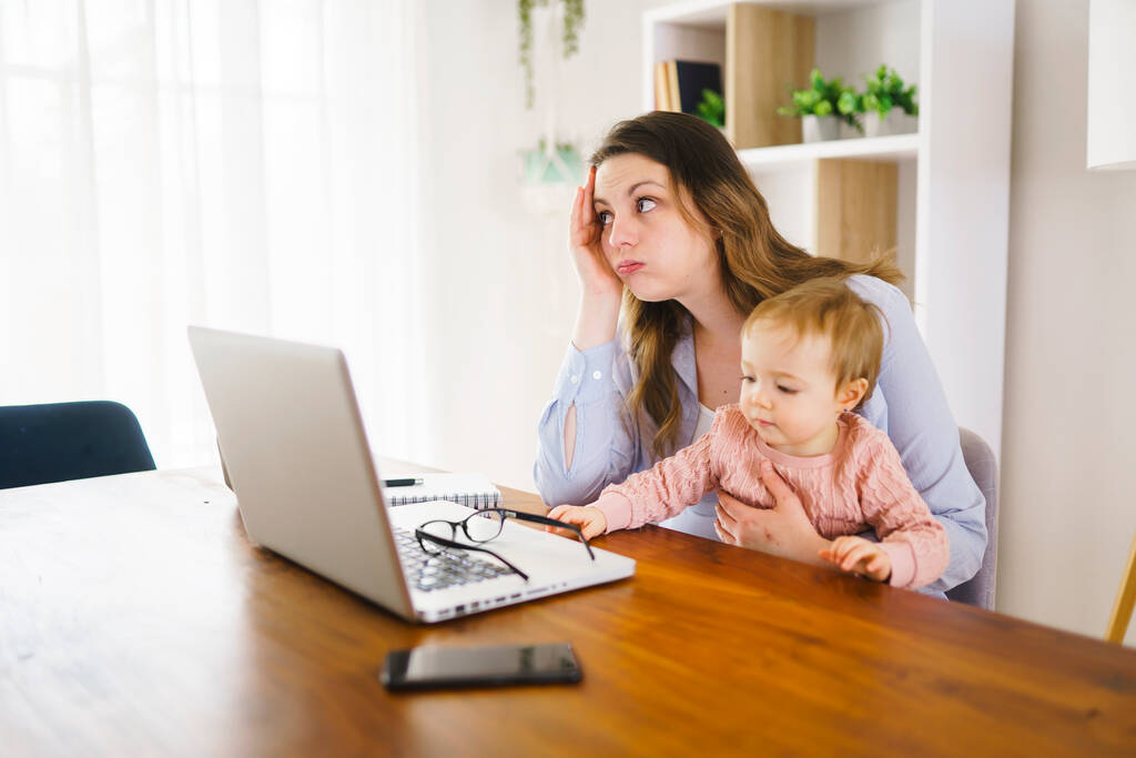 szomorú és frusztrált anya konyha otthon iroda számítógép és lánya - Fotó, kép